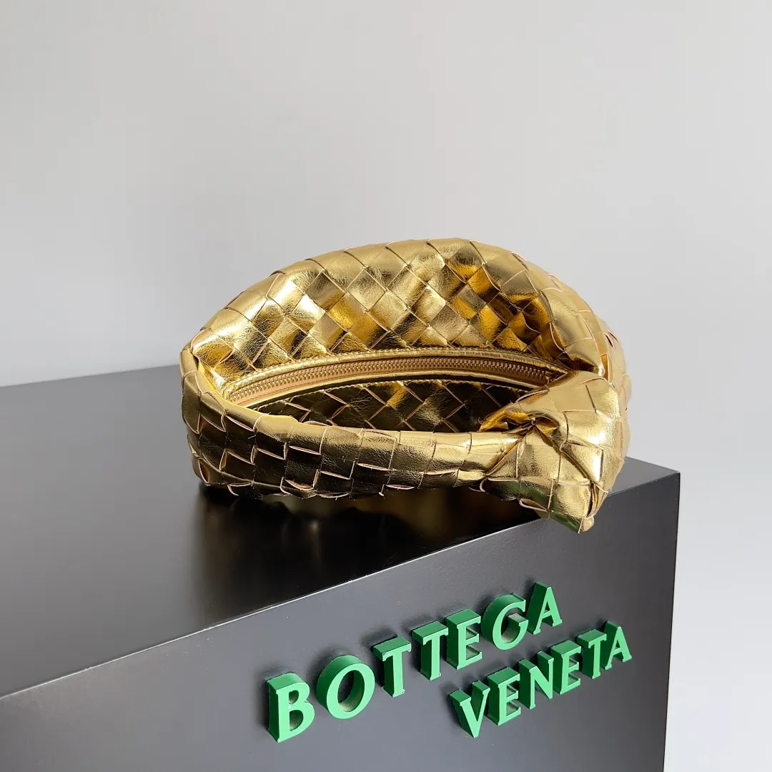 Batch 1160 Bottega veneta͙.——The latest woven knotted hobo🔥 The top-grade lambskin leather is very soft, the bag shape is unique, practical and durable. It retains the traditional woven elements while being a little more flamboyant ~ Made of hand-woven sheepskin, zipper opening and closing, curved seamless structure, effortless to match. Highly recommended⚠️⚠️⚠️ The highest-end in the market🌈 Welcome to compare [all shipped from the factory with a full set of packaging] size: 26x13x8.5cm.    Model: 651876